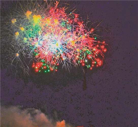 Solche bunten Lichteffekte begeisterten die Zuschauer am Deutschen Eck.