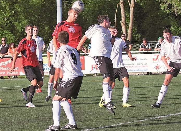 Solche packende Spielszenen wollen die Zuschauer auch am kommenden Sonntag in Urbach-Dernbach erleben. Im Vorjahr siegten die Gäste knapp mit 2:1. -TH-