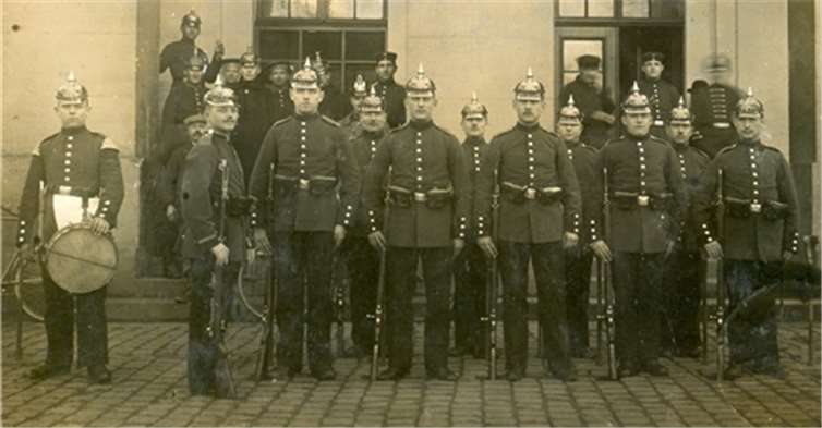 Soldaten des 6. Rheinischen Infanterie-Regiments Nr. 68 vor der Hauptwache im Koblenzer Schloss (1912).Sammlung Böckling
