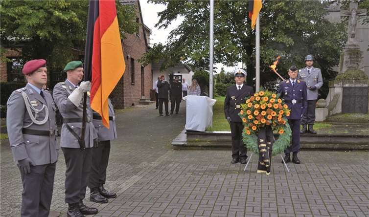 Soldaten des Reservistenverbandes bilden die Ehrenformation bei der Kranzniederlegung.