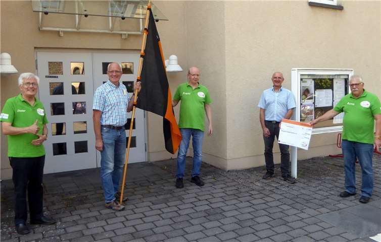 Solidarisches Handeln verbindet: Suppenküchler und Kolpingbrüder (v.l.): Dieter Preß, Frank Schumacher, Franz Käs, Rolf Schumacher und Arne Dybionka. Foto: SupKü / DiP