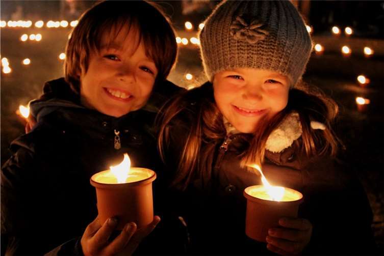 Solidarität ist keine Frage des Alters. Jeder Besucher kann eine Kerze aufstellen und ein Zeichen setzen für eine gerechte Welt.