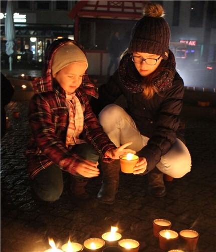 Solidarität ist keine Frage des Alters. Viele Menschen stellten eine Kerze auf und setzten ein Zeichen für eine gerechte Welt.
