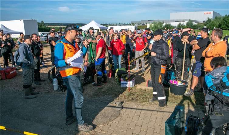 Solidarität - wie hier beim Helferschuttle in der Grafschaft - wird weiterhin benötigt. Foto: JOST