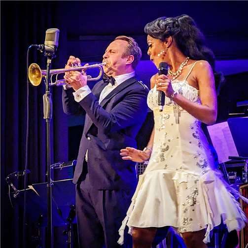 Solist Menzel Mutzke und Sängerin Bonita.