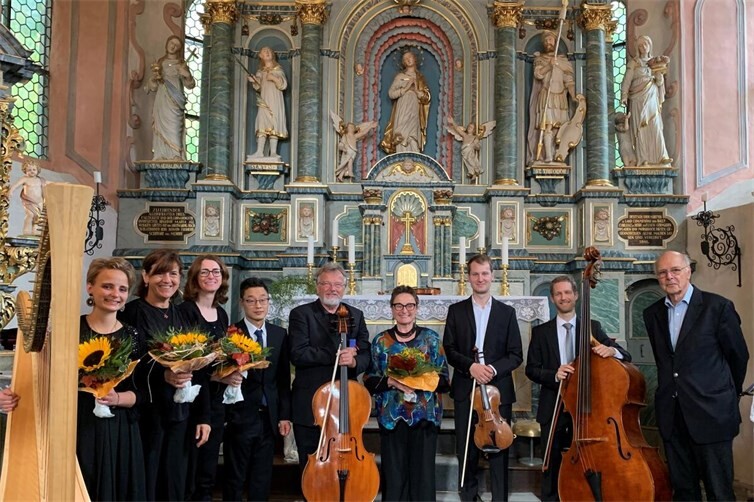 Solisten des Mainzer Kammerorchesters mit ihrem Leiter Volker Müller in der Pützfelder Kapelle