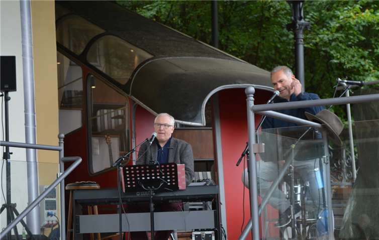 Solisten vor dem historischen Waggon.