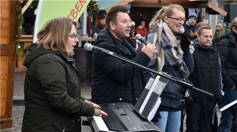 Solistisch sangen beim GlaubensforumRita Kombuanga (rechts) und Harry Kemling.