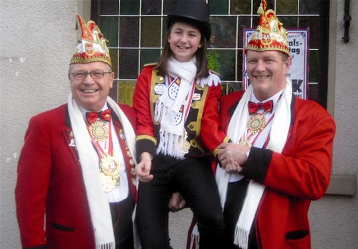 Solomariechen Annalena Dinkelbach mit den Elferratssprechern Hermann Efferz und Claus Krah. privat