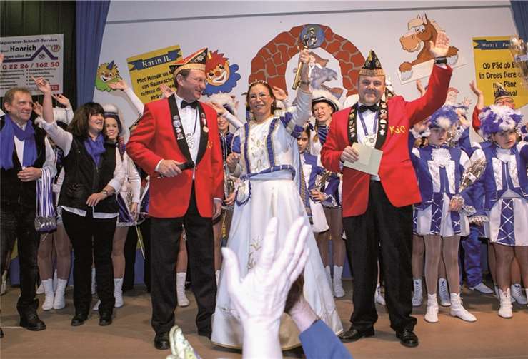 Soloprinzessin Karin II. (Langen) wurde in der voll besetzten Ludwig-Fett-Halle von Ortsvorsteher Kurt Brozio (links) und Sitzungspräsident Dirk Schulz (rechts) feierlich proklamiert.VJ