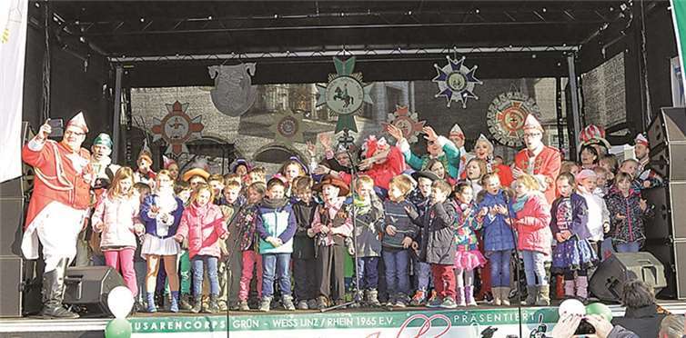 Solosänger und Grundschüler stimmten auf der großen Bühne das PackAn-Lied an.
