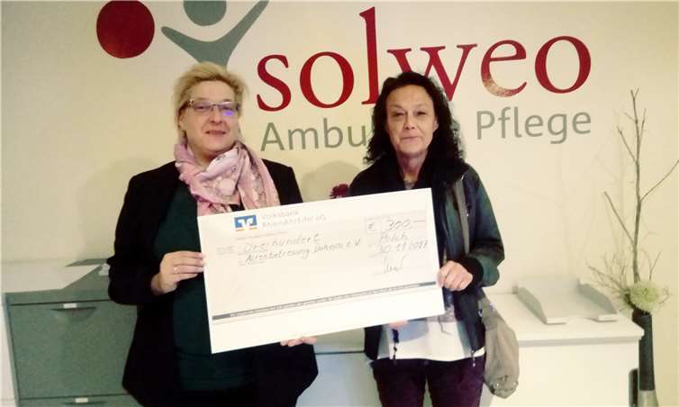 Solweo-Inhaberin Annett Wagner überreicht den Spendenscheck über 300 Euro an Erika Stein, Vorsitzende der Altenbetreuung daheim e.V.privat