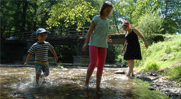 Sommer, Sonne, Wasser: Die Kinder hatten Spaß beimSpiel an der Wied. Ein Tag, ein bisschen wie Urlaub im Süden.