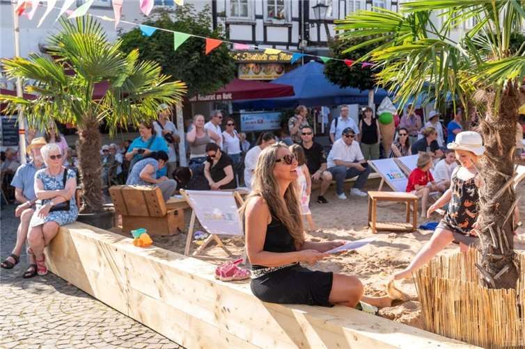 „Strünzer Strand“: Linz lädt zum Sommerurlaub mitten in der Stadt Sommerfeeling auf dem Linzer Marktplatz