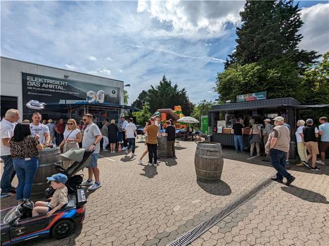 Sommerfest-Atmosphäre bei der Jubiläumsfeier von Autohaus Baum.