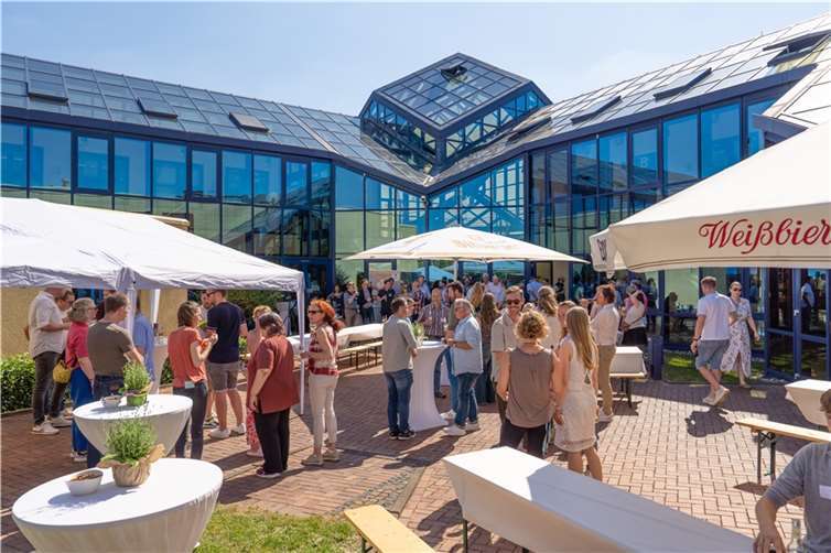 Sommerfest im Innenhof des Gründungs- und Technologiezentrum Rheinbach.