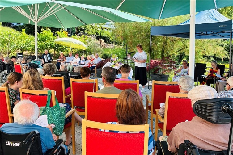 Sommergottesdienst unter freiem Himmel im Betreuungs- und Begenungszentrum Haus im Rebenhang.
