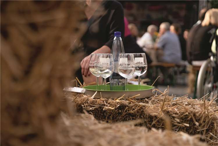Sommerliche Weine vom Mittelrhein und der Ahr werden angeboten. Foto: Christoph Geron