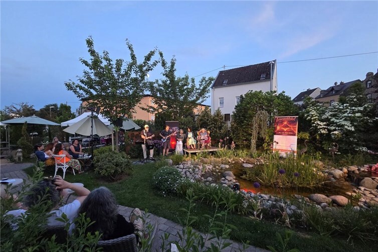 Sommerstimmung bei der „Ladies Night“ in Cimiottis Garten. 
