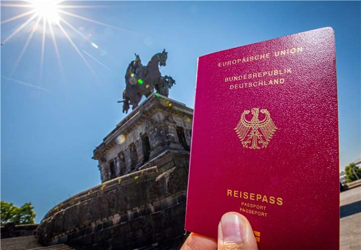 Sommerzeit ist Reisezeit: Auch von Koblenz aus wollen viele Schängel wieder mit ihrem Reisepass oder Personalausweis in die Welt reisen. Die Koblenzer Stadtverwaltung ruft dazu auf, frühzeitig sich um neue Dokumente zu kümmern, wenn diese abgelaufen sind.  Foto: Stadt Koblenz/Andreas Egenolf