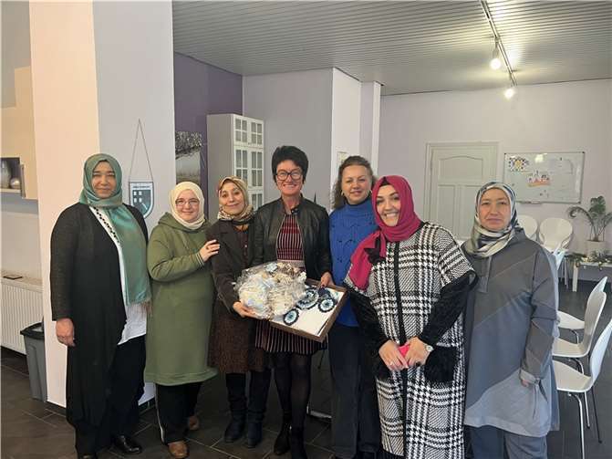 Songül Erdem und Petra Schneider mit Mitgliedern von Merida e.V.  Foto: privat