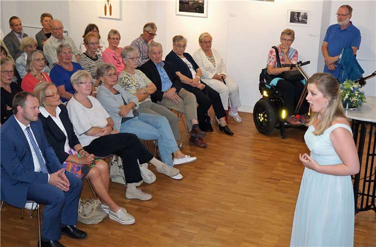 Sonja Grevenbrock und Erik Reinhardtam Klavier führten mit heimatlichen Liedgut musikalisch in das Thema ein.