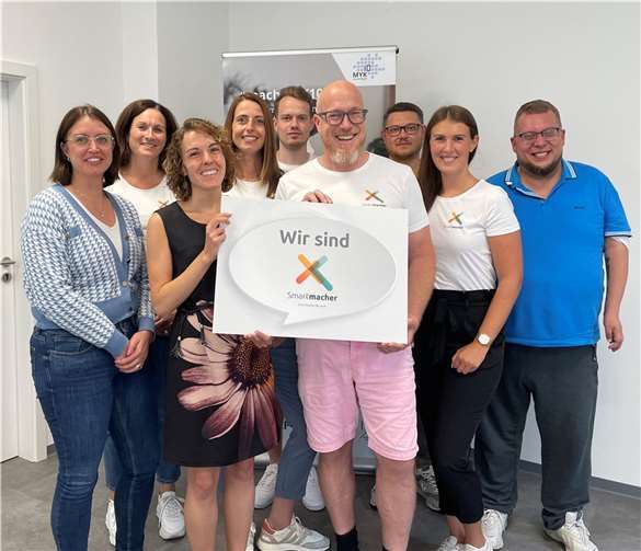 Sonja Gröntgen (3.v.l.) vom Landkreis Mayen-Koblenz und Christian Schröder (4.v.r.) von der evm freuen sich mit ihren Teams auf die zukünftige Zusammenarbeit im Rahmen des Projekts MYK10.  Foto: Natascha Brötz /MYK10