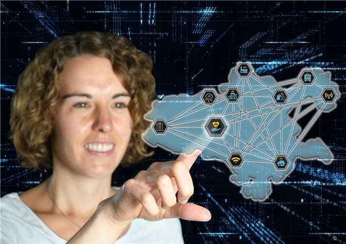 Sonja Gröntgen, Chief Digital Officer (CDO), hält als Digitalisierungsbeauftragte im Smart-Cities-Projekt die digitalen Fäden im Landkreis zusammen. Foto: Kreisverwaltung MYK/Morcinek