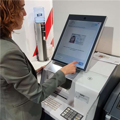 Sonja Gröntgen, Digitalisierungsbeauftrage des Landkreises Mayen-Koblenz bei der Erprobung eines Prototyps des Amt-O-Mats. Foto: Kreisverwaltung/MYK10