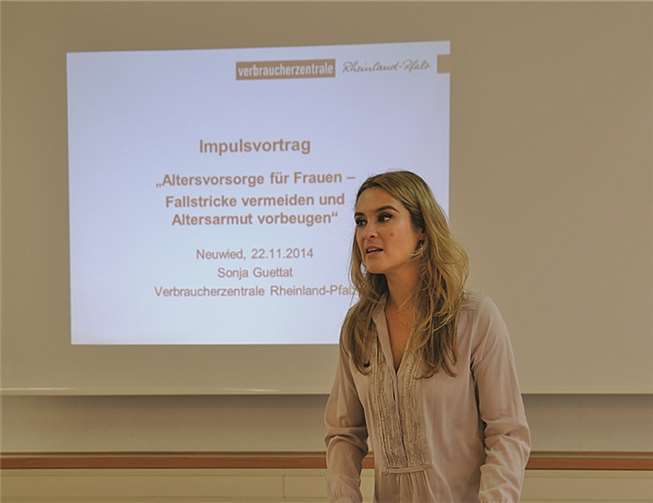 Sonja Guettat von der Verbraucherzentrale Mainz, bei ihrem Vortrag „Altersvorsorge für Frauen - Fallstricke vermeiden und Altersarmut vorbeugen“. Privat