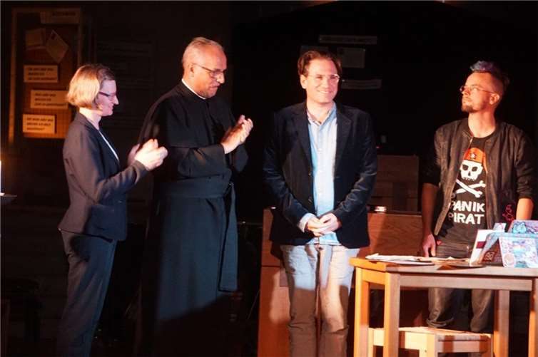 Sonja Kirst und Pater Hubert Lenz dankten nach der Vorstellung Boris Weber und Frank Musekamp.