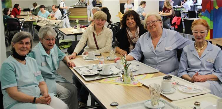 Sonja Krönig und Jutta Becker (2. und 3. von rechts) bei einem der monatlichen gemeinsamen Frühstücke. privat