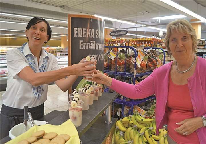 Sonja Loch bereitete für alle Neukauf-Kunden einen erfrischenden Kirsch-Bananen-Cocktail mit Zutaten aus nachhaltiger Produktion.