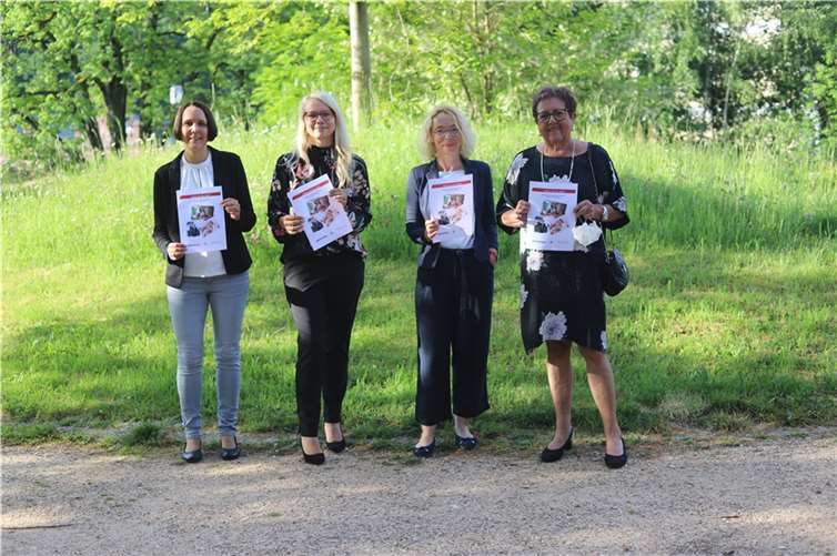 Sonja Querbach, Kirsten Walter, Dorothee Milles-Ostermann und Gisela Bertram stellen die neue Online-Broschüre vor. Foto: Kreisverwaltung des Rhein-Lahn-Kreises