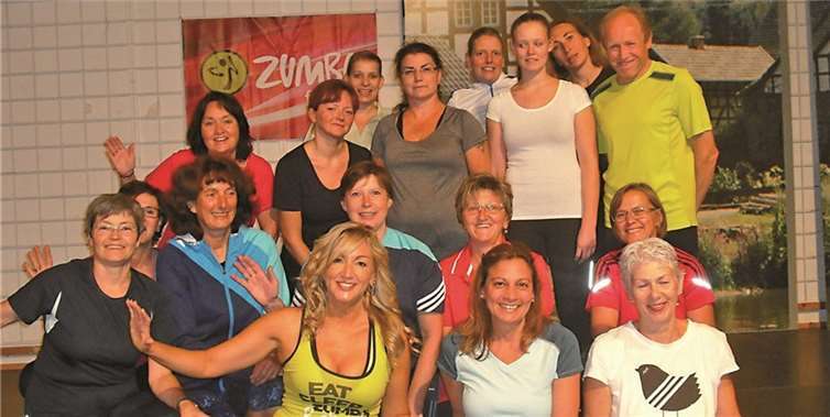 Sonja Reuschenbach (Mitte) umringt von den letzten Zumba-Kursteilnehmern. privat
