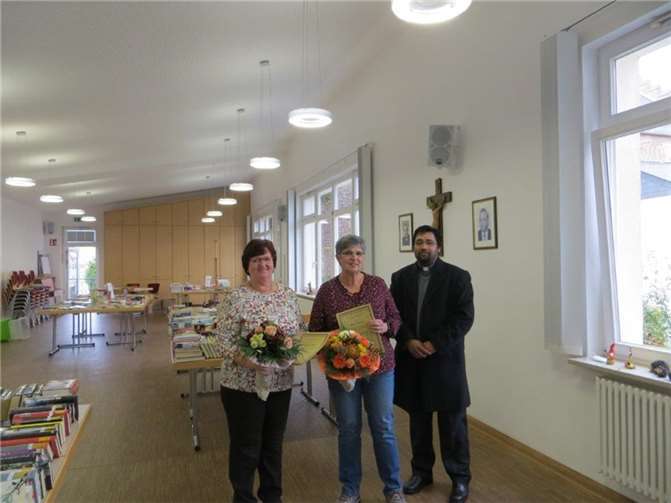 Sonja Schneider und Brigitte Müller wurden von Pater Jaison für ihre 25-jährige ehrenamtliche Arbeit mit Blumen, einer Urkunde und Anstecknadel geehrt.Foto: privat
