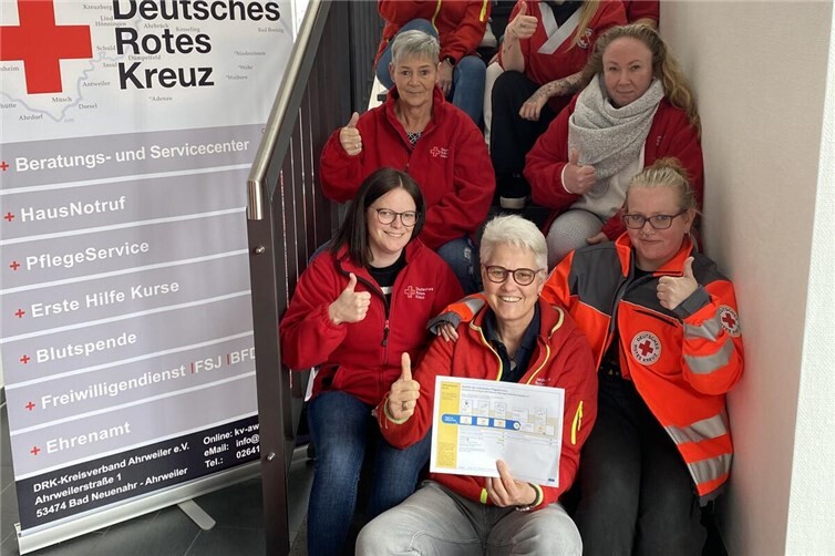 Sonja Schreiber (unten, 2. v. li.), Bereichsleiterin DRK-Sozialer Service, und Pflegedienstleitung Nadine Esch (unten, li.) freuen sich, dass ihr Team bei Qualitätsprüfung mit der Bestnote 1,0 abgeschnitten hat und damit deutlich über dem Landesdurchschnitt liegt. 