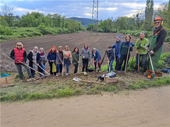 Sonja Wuttke, Sozialraumkoordinatorin der Stadt Sinzig (l.) gemeinsam mit den Helfer*innen am Rande des Areals für den neuen Gemeinschaftsgarten in Sinzig.  Foto: Stadtverwaltung Sinzig