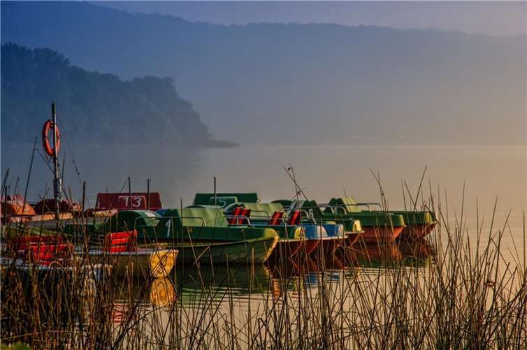 Sonnenaufgang am Laacher See – so schön ist es in Rheinland-Pfalz. Foto: pixabay.com © michael_luenen (CC0 Creative Commons)