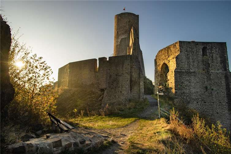 Sonnenaufgang bei den Monrealer Burgen.Foto: Laura Rinneburger