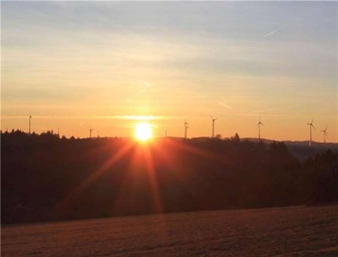 Grünes Licht für flächendeckenes E-Bike-Verleihsystem Sonnenaufgang im Windpark Weibern. Im Kreistag gab es aktuelle Informationen zur Windenergie im Kreis Ahrweiler.