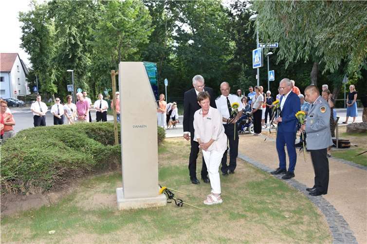 Sonnenblumen mit Trauerflor würden für jedes Todesopfer der Flut an der neuerrichteten Gedenkstätte niedergelegt.