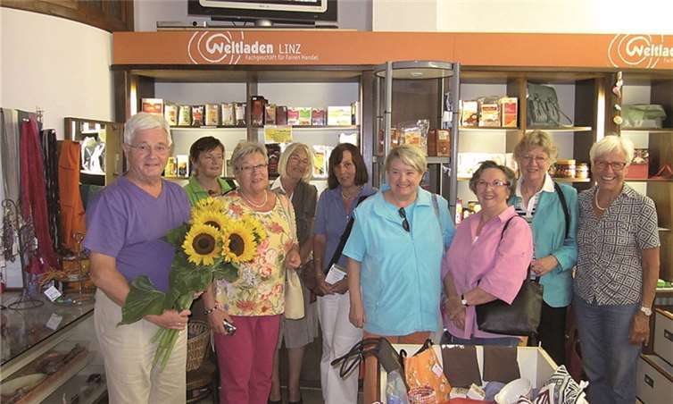 Sonnenblumen überreichten die Mitarbeiterinnen des Weltladens Bad Honnef dem Vorsitzenden des Vereins Eine-Welt Linz e. V., Hans-Joachim Schmitz, als Erinnerung an den Besuch im Weltladen Linz.Privat