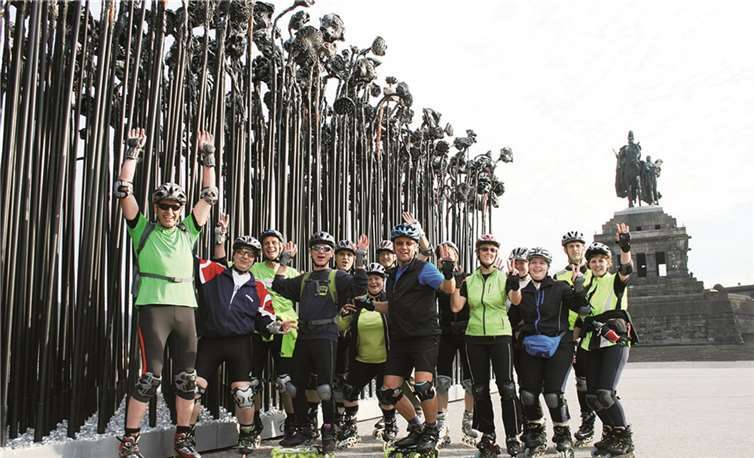 Sonnenblumen und Skater - am Deutschen Eck winkt schon der Märchensommer. Zweimal in der Skatenight-Saison rollt der von Gülser-Mosel-Skatern und AOK angeführte Rollschuh-Bandwurm mit 100 bis 400 Teilnehmern (je nach Wetterlage) beim Kaiser-Denkmal vorbei.Koblenzer Skatenight/Geifes