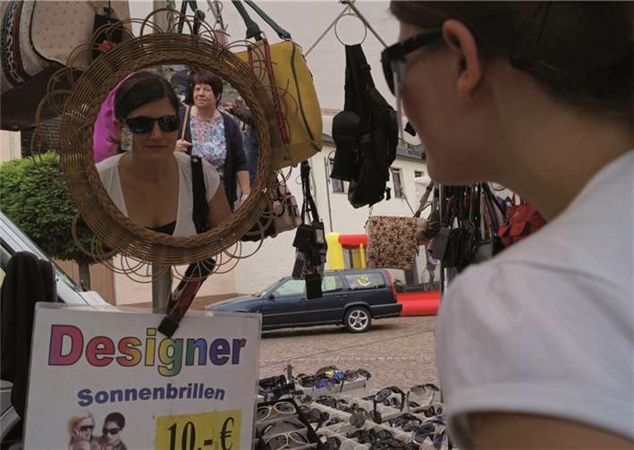 Sonnenbrillen, Modeschmuck und Tücher gab es an diesem Stand. MT