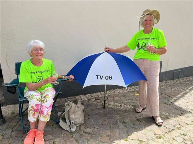 Sonnenhut, Sonnencreme, Sonnen- und auch Regenschirme dienten als Schutz, nicht zu vergessen - das Wasser. Foto: privat