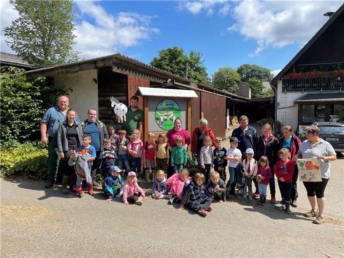 Sonnenkinder der Kita Sausewind besuchen den Sonnenhof der Familie Marienfels in Fronrath Foto: privat