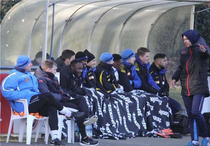 Sonnenschein aber trotzdem frostig war die äußeren Bedingungen auf dem Nebenplatz am Kölner Franz-Kremer-Stadion in Köln. Dort war erstmals im Jahr 2019 ein Team vom Deutschen Eck aktiv.TH