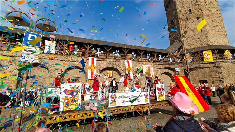 Sonnenschein und tolle Stimmung bei der Erstürmung am Salhofplatz. Foto: Conny Klaßmann