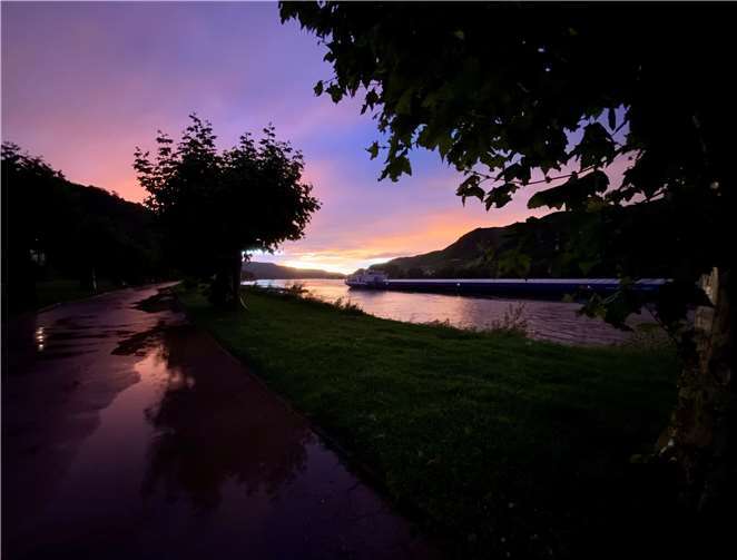 Sonnenuntergang am Rhein in Andernach nach einer Regenschauer.Diese beiden Fotos wurden uns von unserer Leserin Anna Henrichsen eingereicht. Foto: Anna Henrichsen